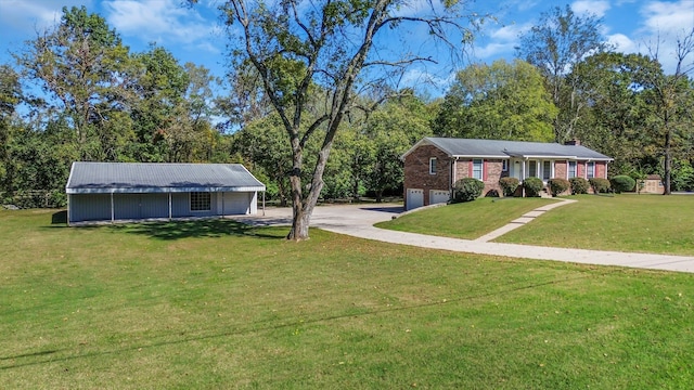 view of front of home featuring a front yard and a garage