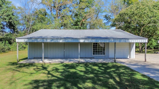 view of front facade featuring a front lawn and a carport