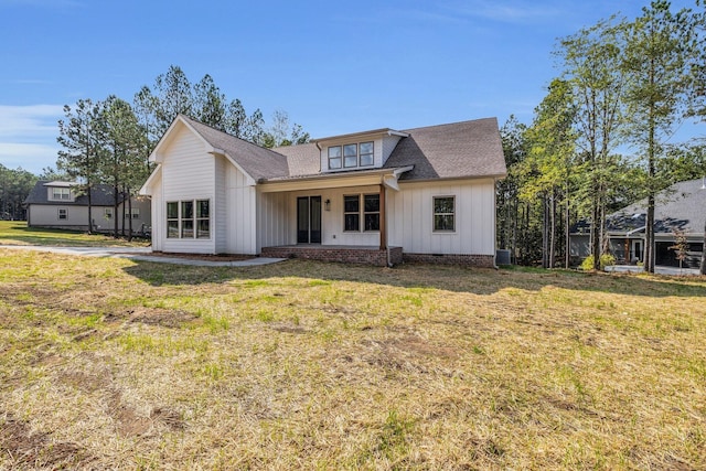 view of front of home featuring a front lawn and covered porch