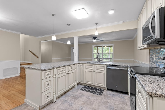 kitchen with kitchen peninsula, ceiling fan, sink, light hardwood / wood-style floors, and stainless steel appliances