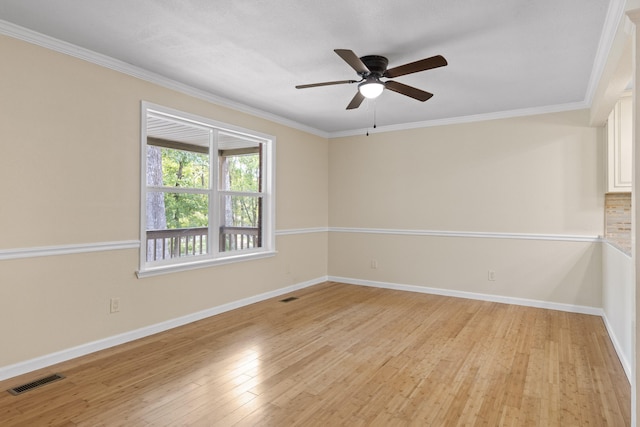 empty room featuring light hardwood / wood-style flooring, ornamental molding, and ceiling fan