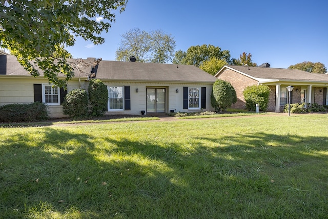 ranch-style home featuring a front lawn