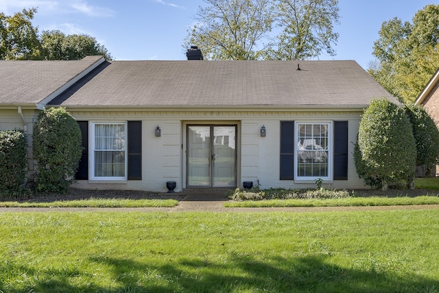 view of front of home featuring a front lawn