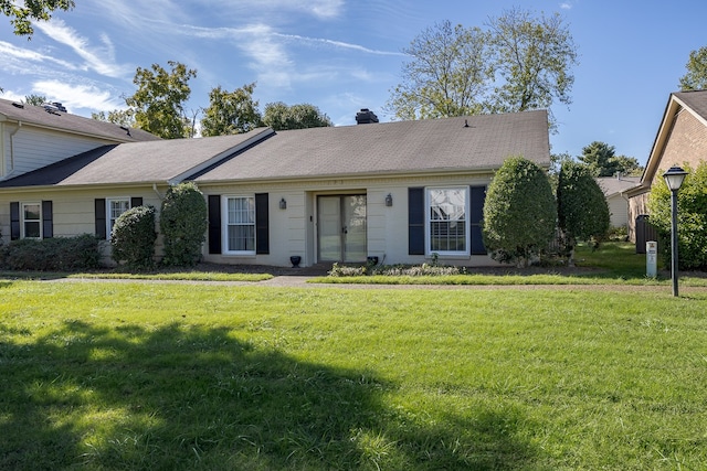 ranch-style house featuring a front yard