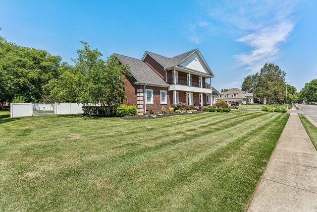 view of front of house featuring a front lawn