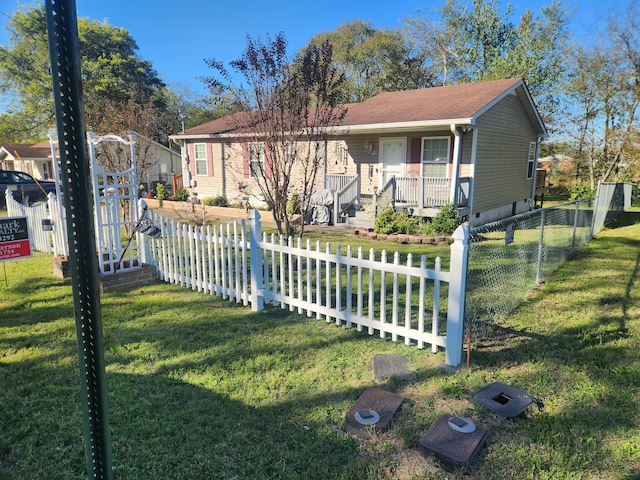 view of front facade featuring covered porch and a front yard