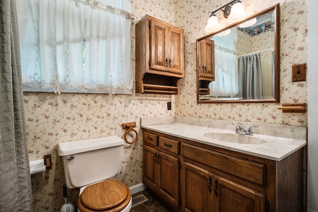361 New Middleton Hwy, Gordonsville, TN 38563 - full bath featuring wallpapered walls, vanity, curtained shower, toilet, and visible vents