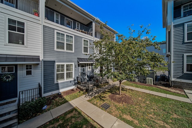 exterior space featuring a balcony