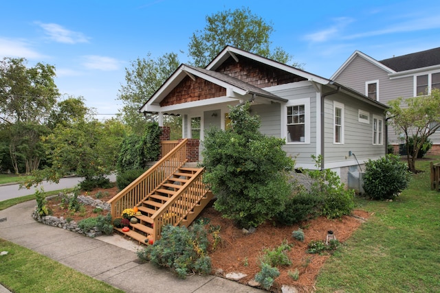 view of front facade with a front lawn