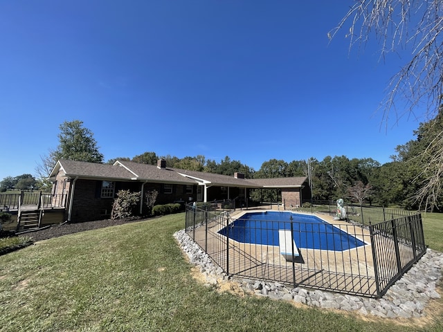 view of swimming pool with a yard