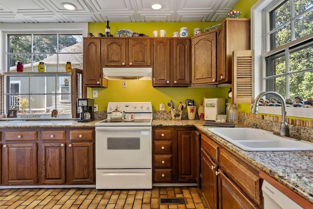kitchen featuring a sink, an ornate ceiling, under cabinet range hood, and white appliances