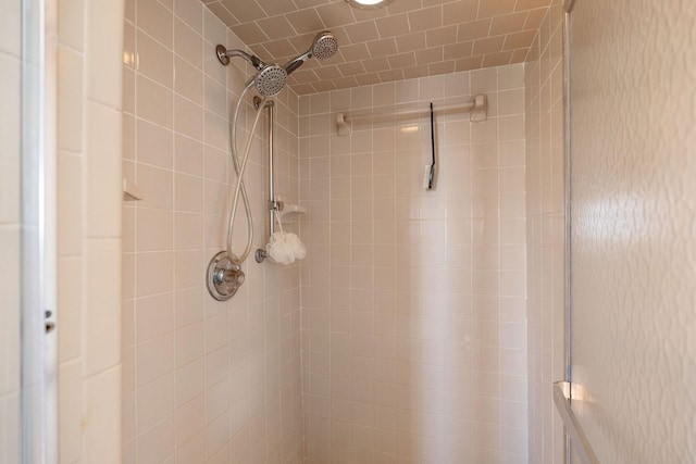 full bathroom featuring a tile shower