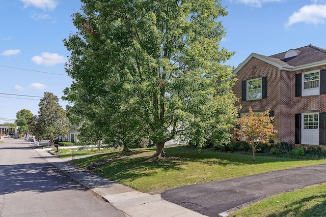 view of front of house featuring a front yard and brick siding