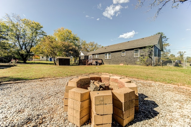 view of yard featuring a fire pit