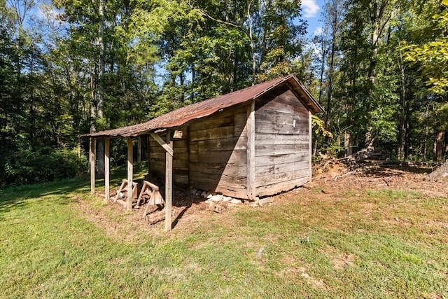 view of outdoor structure with a yard