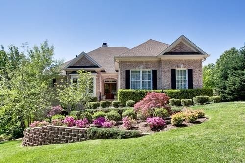 view of front facade featuring a front lawn