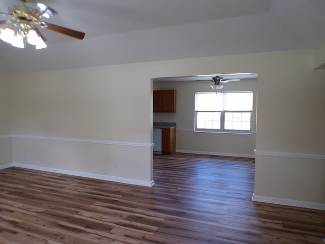 spare room with dark wood-type flooring and ceiling fan