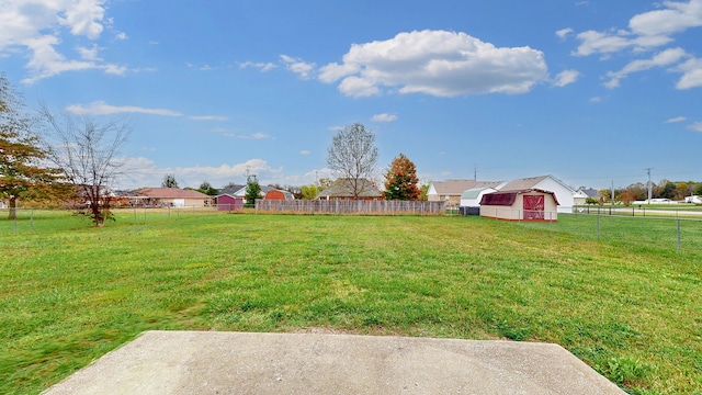 view of yard with an outdoor structure