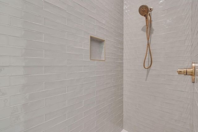 bathroom featuring tiled shower