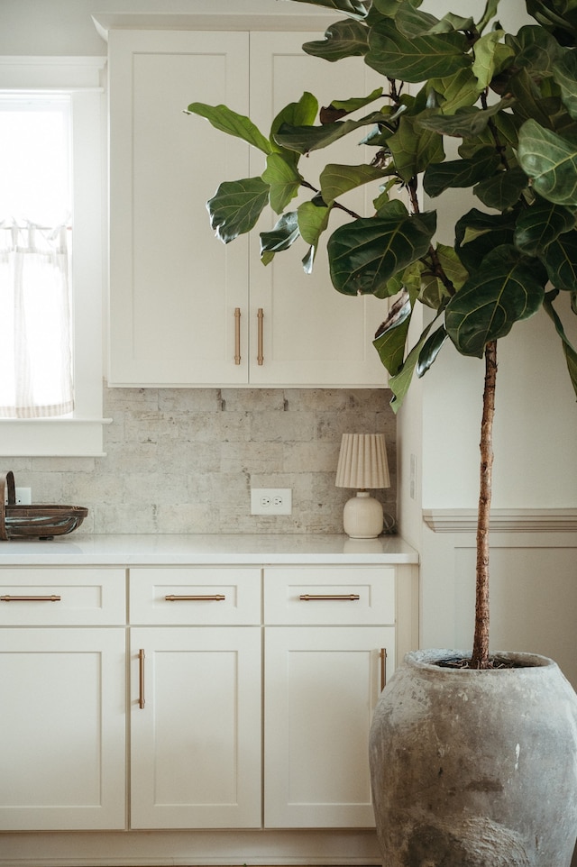 interior details featuring tasteful backsplash