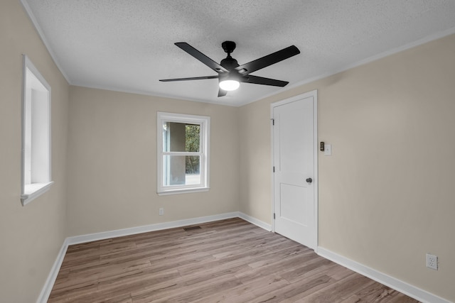 unfurnished room with a textured ceiling, light hardwood / wood-style floors, and ceiling fan