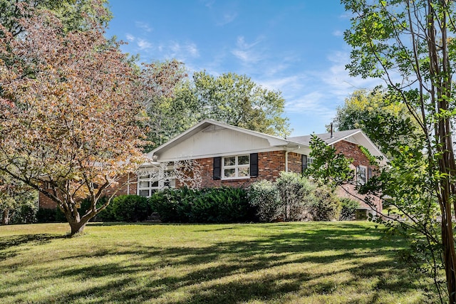 view of front facade featuring a front lawn