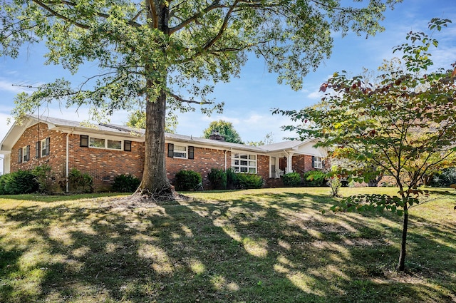 single story home featuring a front lawn