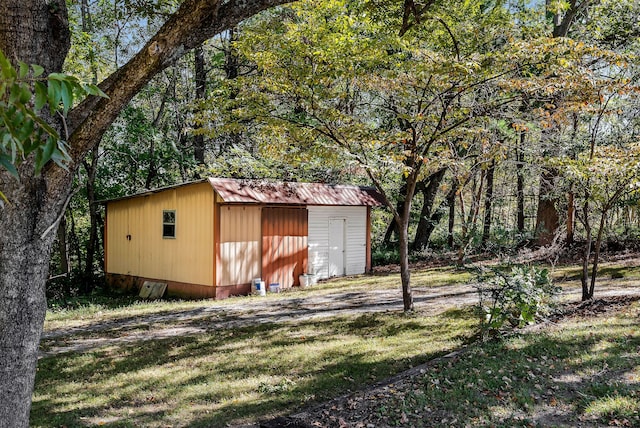 view of outdoor structure featuring a yard