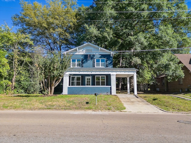 view of front facade with a front lawn