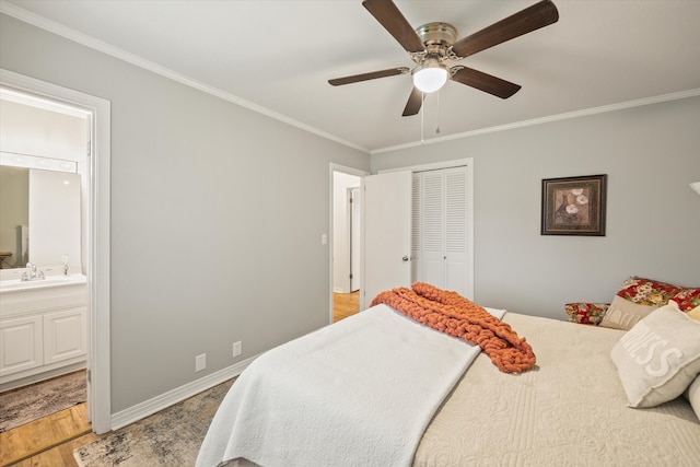 bedroom with ceiling fan, light wood-type flooring, crown molding, ensuite bathroom, and a closet