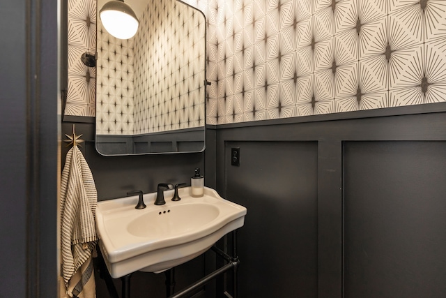 bathroom featuring sink