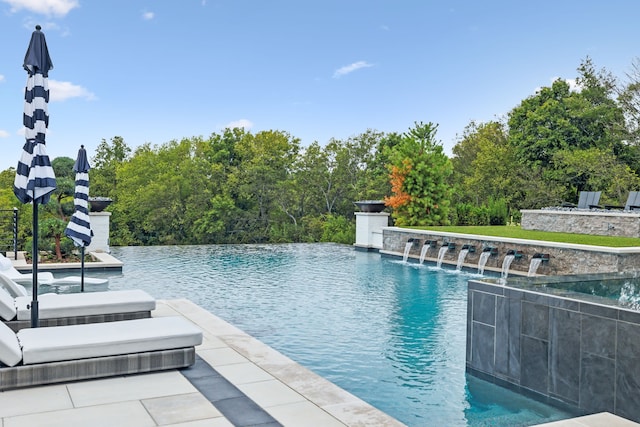 view of pool with pool water feature and a jacuzzi