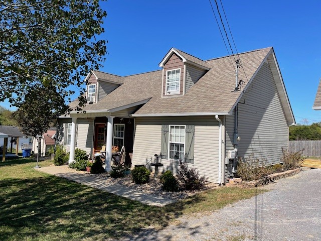 view of front of property featuring a front yard