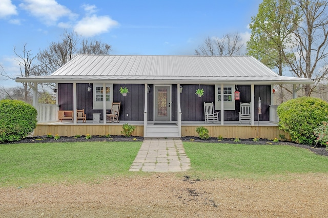 view of front facade featuring a front lawn