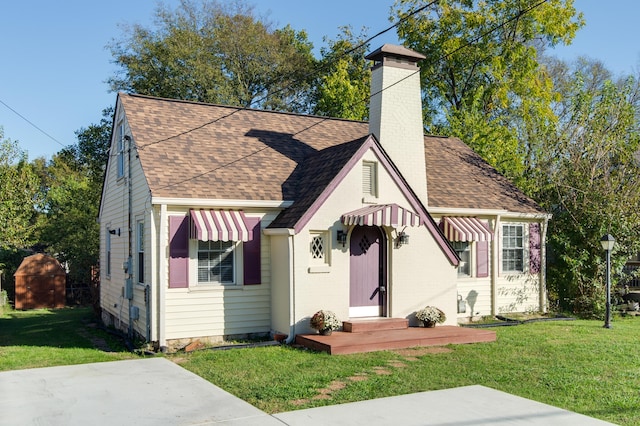 view of front of home with a front lawn