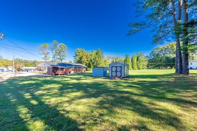 view of yard featuring a storage shed