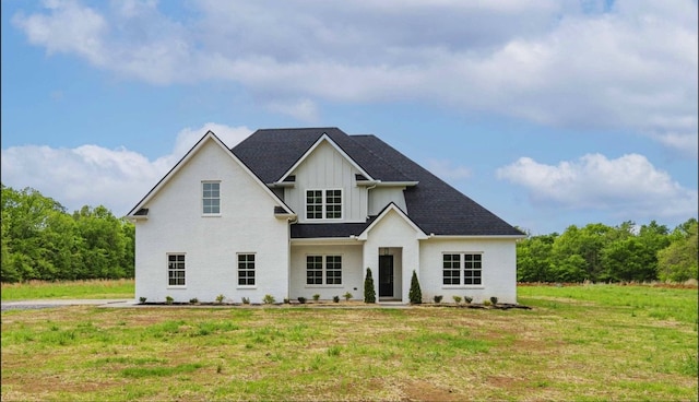 view of front of house featuring a front lawn