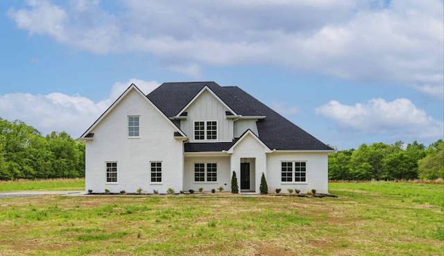 view of front of house featuring a front yard