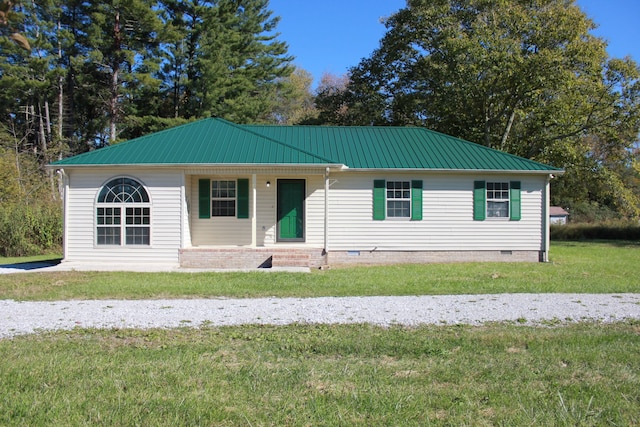 view of front facade featuring a front lawn