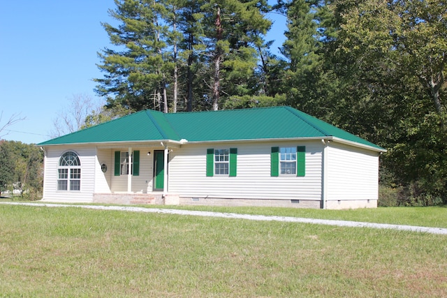 view of front facade featuring a front lawn