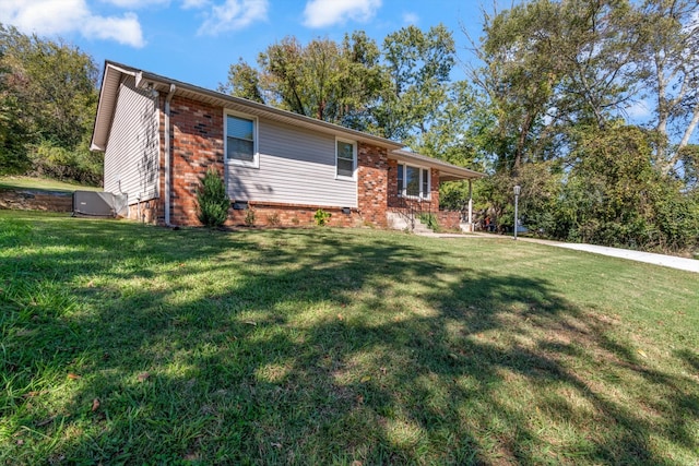 single story home featuring central air condition unit and a front yard