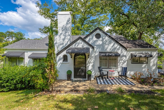 view of front of home with a front lawn