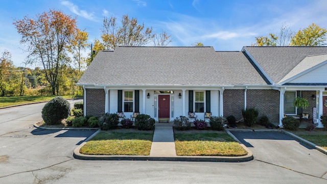 view of front of house with a front lawn