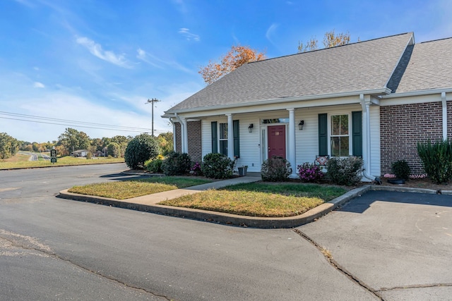 view of front of property with a front yard