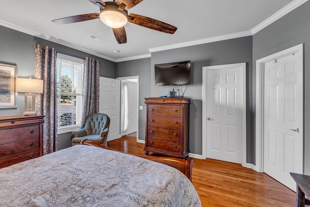 bedroom featuring light hardwood / wood-style floors, ornamental molding, and ceiling fan