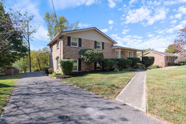 view of front of property featuring a front lawn