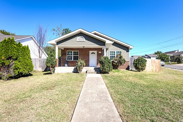 bungalow featuring a front lawn