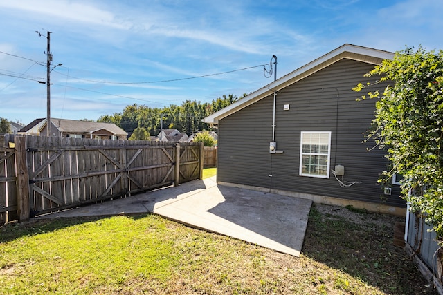 view of yard with a patio