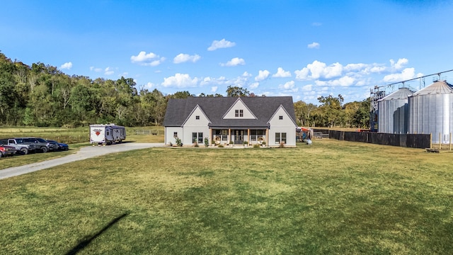 view of front facade featuring a front lawn