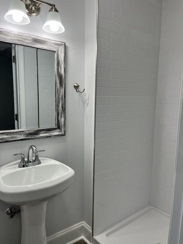 bathroom featuring a tile shower